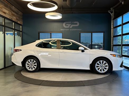 Used 2020 Toyota Camry LE AWD/4WD image 2