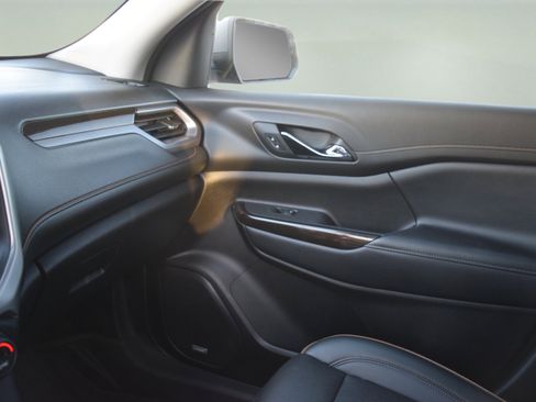 Used 2021 GMC Acadia AT4 w/ Technology Package image 18