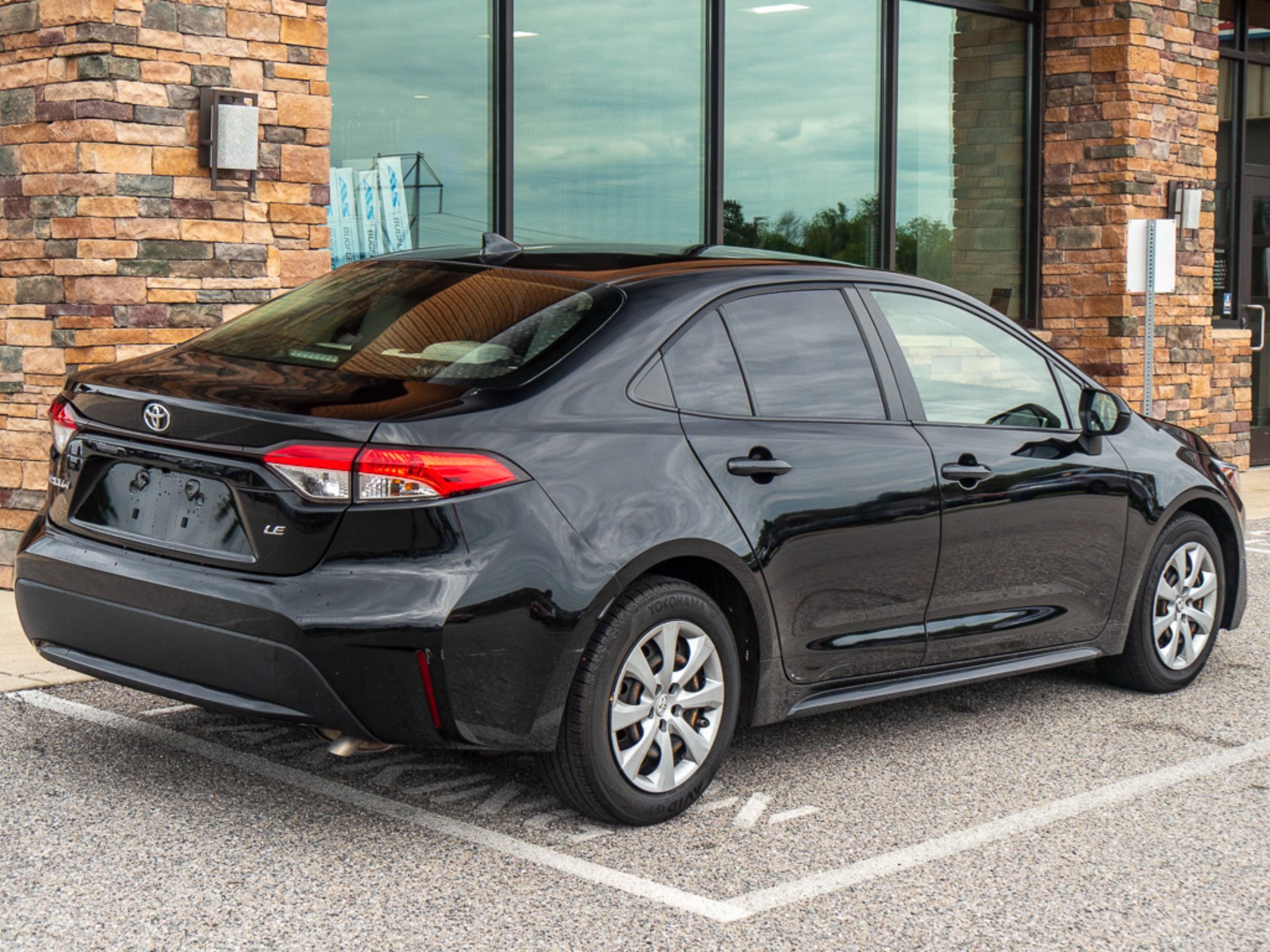 Used 2022 Toyota Corolla LE FWD image 3