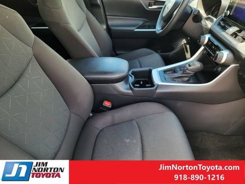 Used 2025 Toyota RAV4 XLE FWD image 15