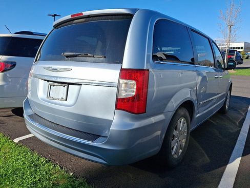 Used 2016 Chrysler Town & Country Touring w/ Driver Convenience Group image 6