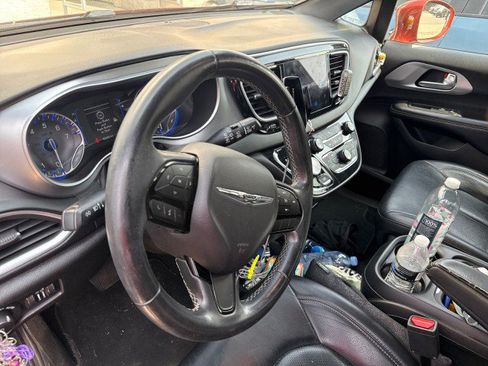 Used 2018 Chrysler Pacifica Touring-L w/ Premium Audio Group FWD image 10