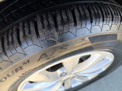 Used 2017 Chrysler Pacifica Touring w/ Tire & Wheel Group image 28