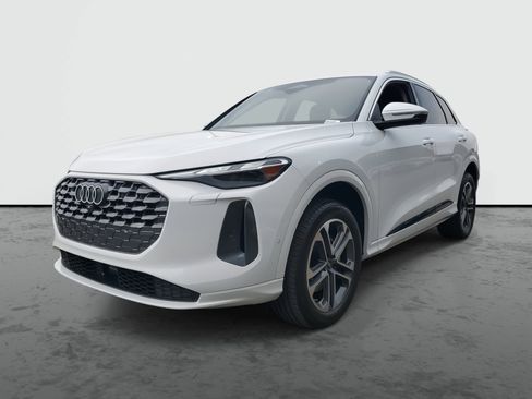 Used 2025 Audi Q5 Premium w/ Convenience Package image 2