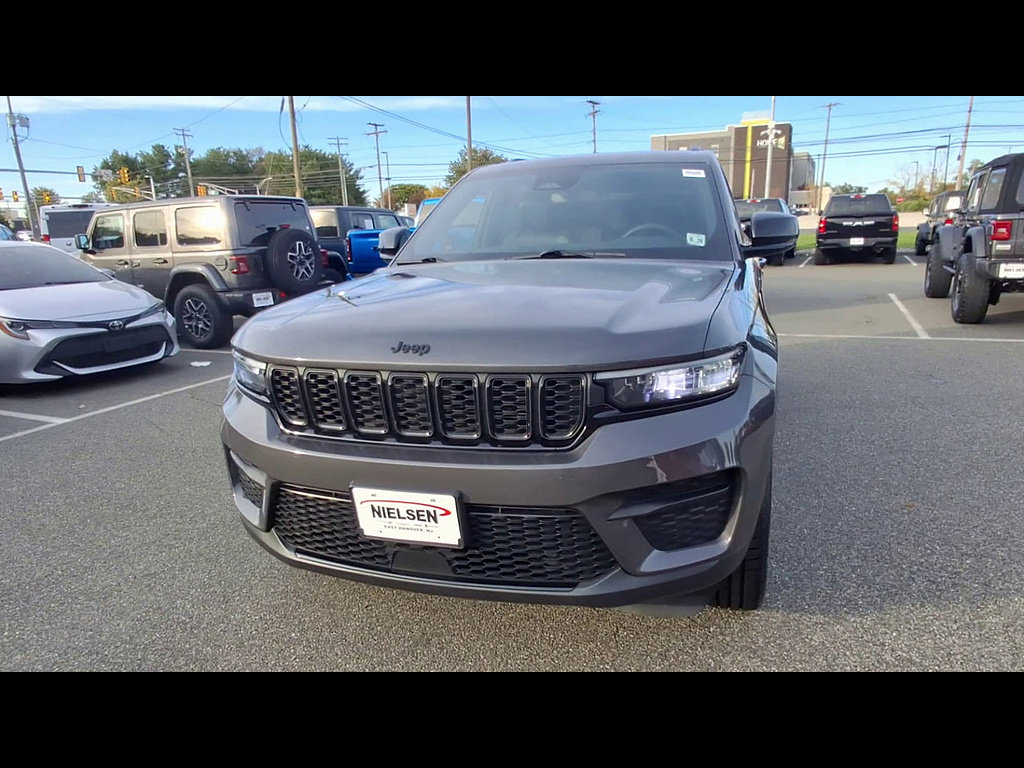 Used 2023 Jeep Grand Cherokee Altitude AWD/4WD image 3