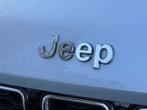 Used 2023 Jeep Grand Cherokee Limited image 10