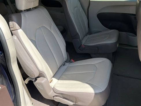 Used 2017 Chrysler Pacifica Touring-L FWD image 20