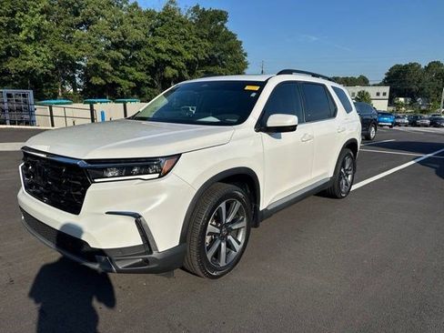 Certified 2023 Honda Pilot Touring image 3