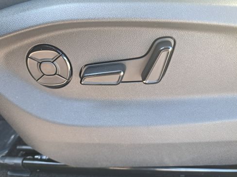 New 2025 Volkswagen Tiguan SE image 28