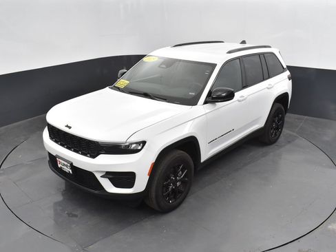 Used 2025 Jeep Grand Cherokee Altitude AWD/4WD image 38