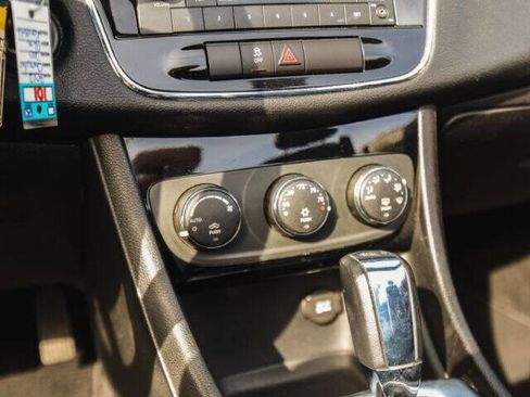 Used 2012 Chrysler 200 Touring FWD image 19