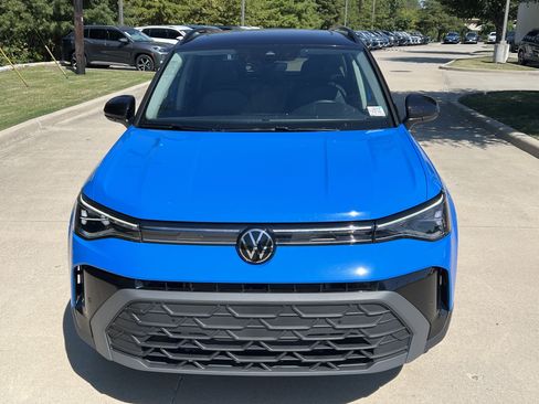 Certified 2025 Volkswagen Taos SE image 3
