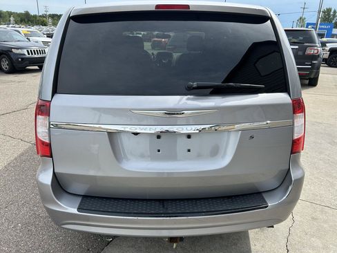 Used 2014 Chrysler Town & Country S FWD image 6