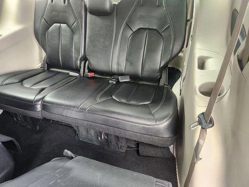 Used 2023 Chrysler Pacifica Touring-L FWD image 26