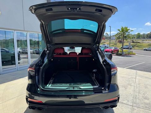 Used 2022 Maserati Levante Trofeo image 9