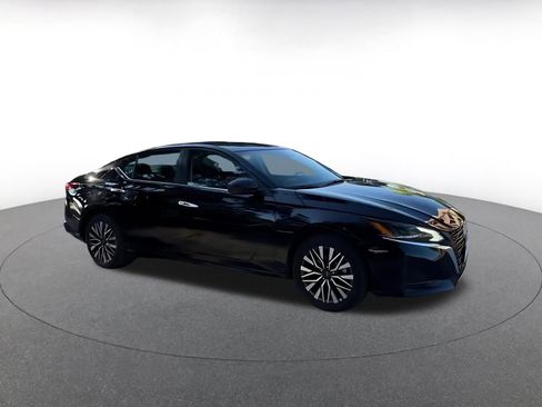 Used 2025 Nissan Altima 2.5 SV FWD image 2