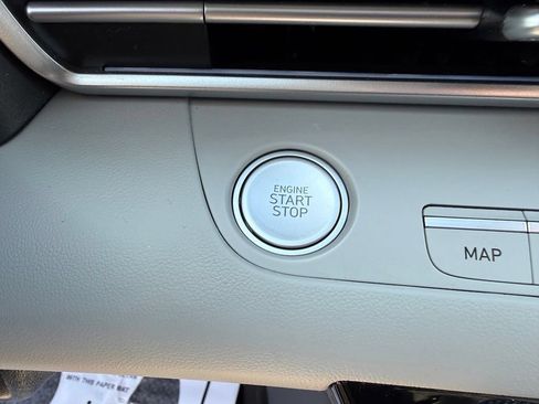 Used 2025 Hyundai Elantra Limited FWD image 30