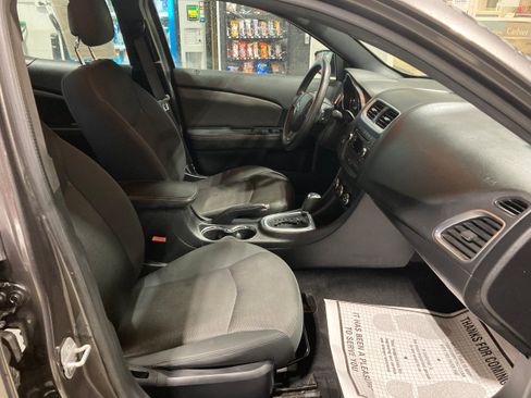 Used 2014 Dodge Avenger SE FWD image 4