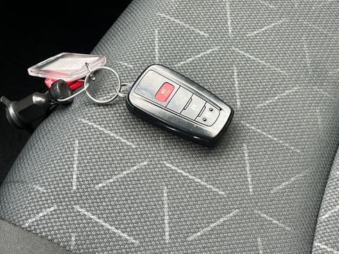 Used 2025 Toyota RAV4 XLE image 22