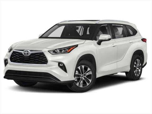 Used 2021 Toyota Highlander XLE FWD image 1