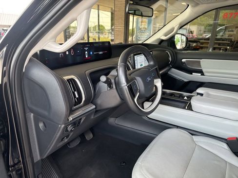 Used 2025 Ford Expedition Platinum w/ Platinum Ultimate Package AWD/4WD image 8