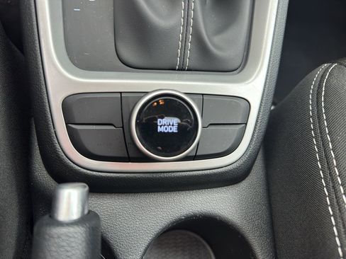 Used 2025 Hyundai Venue SEL FWD image 22