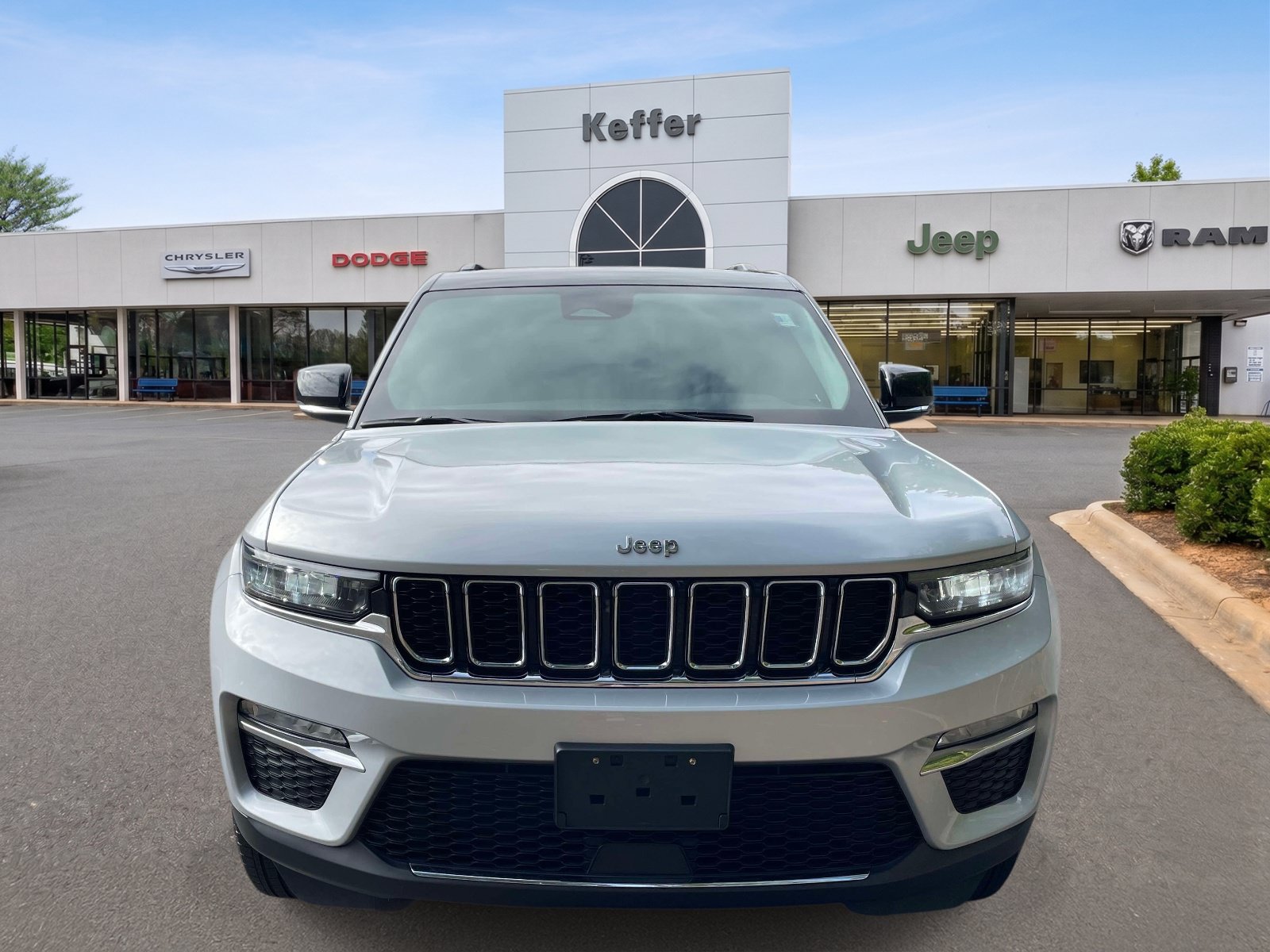 Used 2023 Jeep Grand Cherokee Limited AWD/4WD image 2