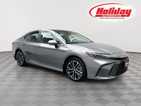 Used 2025 Toyota Camry XLE image 1