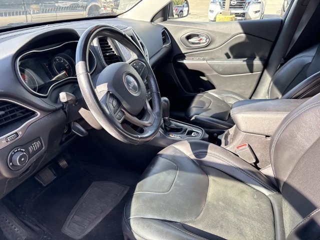 Used 2019 Jeep Cherokee Latitude Plus w/ Cold Weather Group AWD/4WD image 12