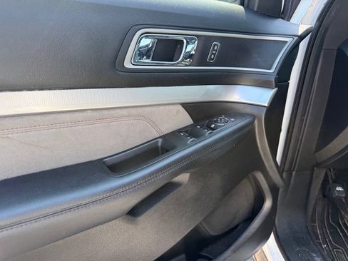 Used 2017 Ford Explorer XLT w/ Equipment Group 202A FWD image 4
