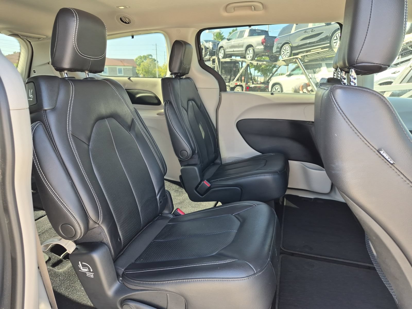 Used 2022 Chrysler Pacifica Touring-L FWD image 17