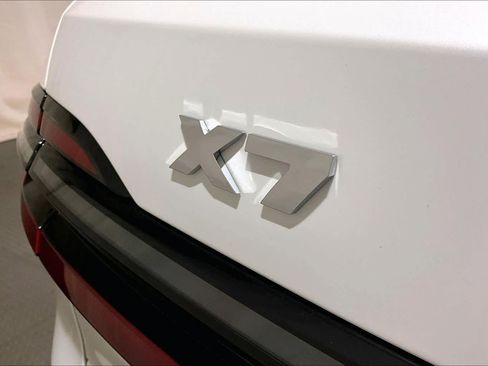 Used 2025 BMW X7 M60i AWD/4WD image 9