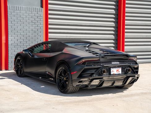Used 2021 Lamborghini Huracan EVO image 3