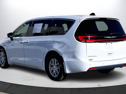 Certified 2024 Chrysler Pacifica Touring-L image 6