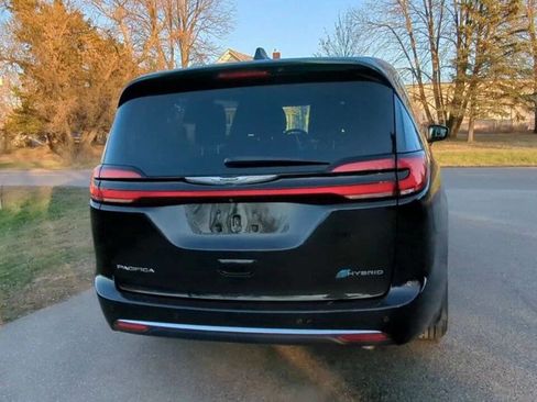 Used 2023 Chrysler Pacifica Touring-L image 4
