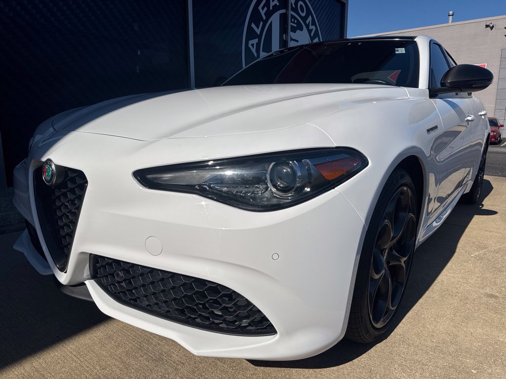 Used 2023 Alfa Romeo Giulia Estrema AWD/4WD image 18
