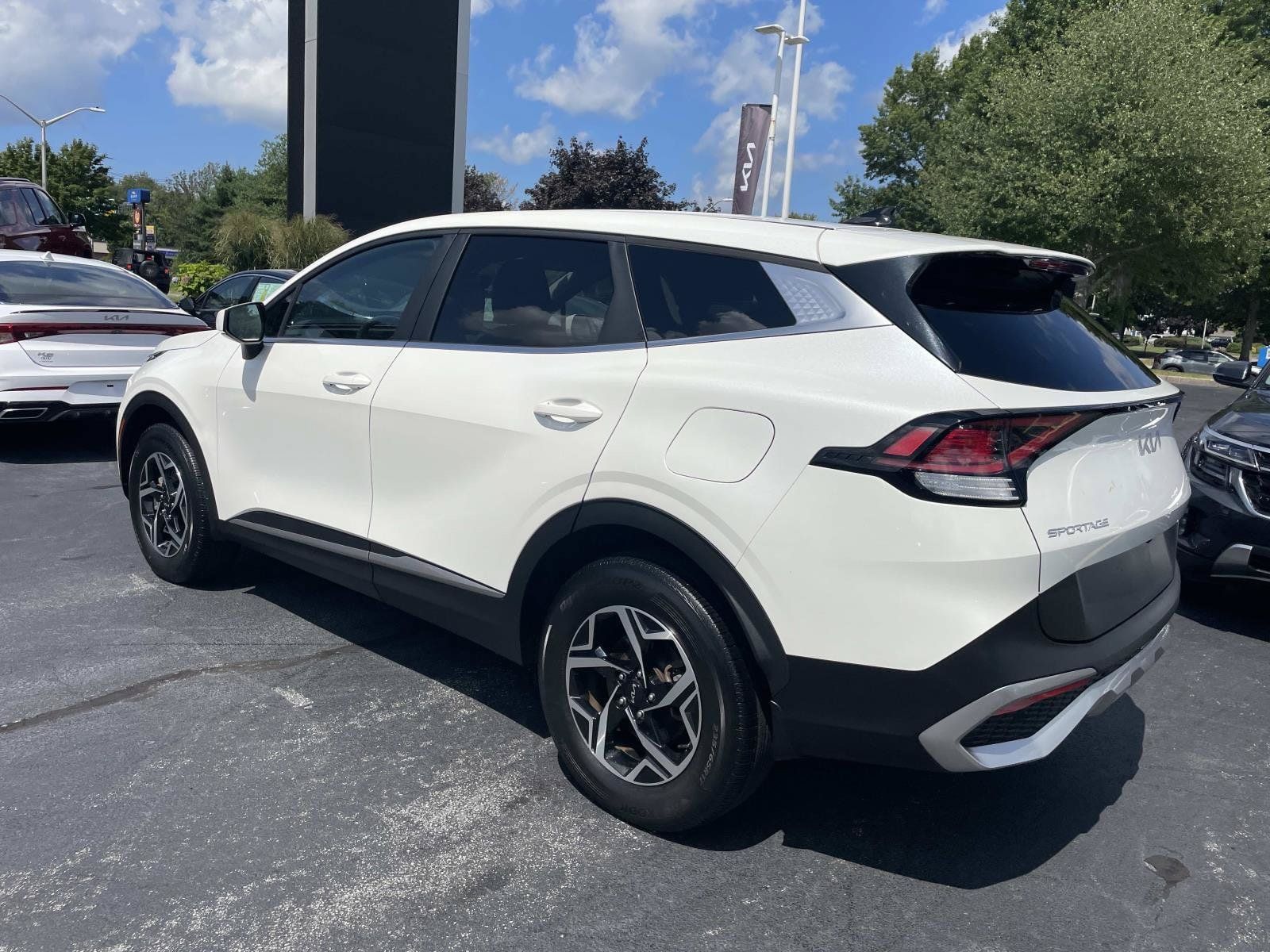 Used 2023 Kia Sportage LX AWD/4WD image 3