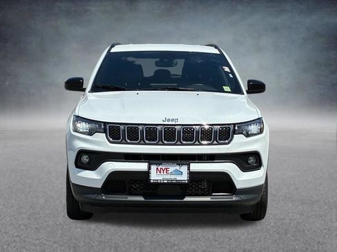 Used 2024 Jeep Compass Latitude AWD/4WD image 9
