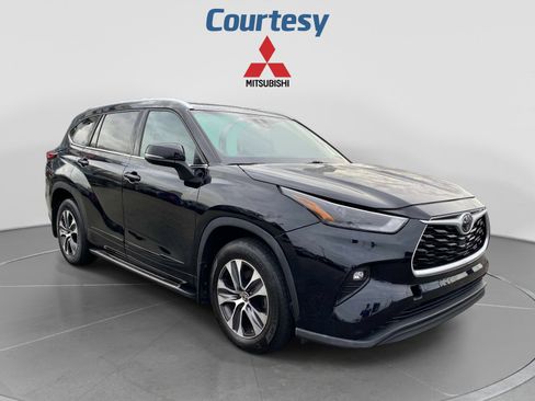 Used 2022 Toyota Highlander XLE AWD/4WD image 1