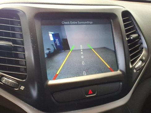 Used 2018 Jeep Cherokee Trailhawk w/ Comfort & Convenience Group AWD/4WD image 14