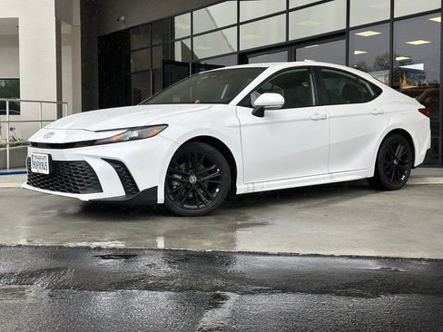 Certified 2025 Toyota Camry SE image 1