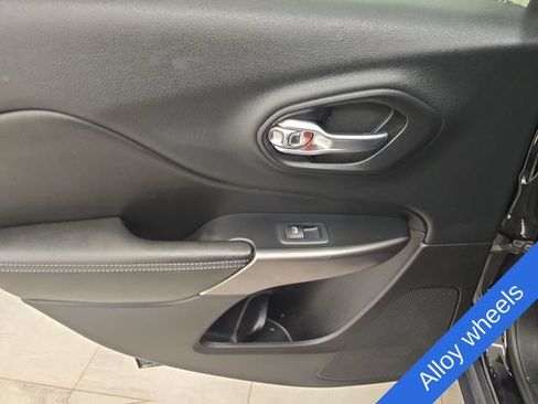 Used 2019 Jeep Cherokee Latitude Plus FWD image 17