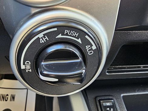 Used 2021 Nissan Titan SV w/ SV Convenience Package image 8