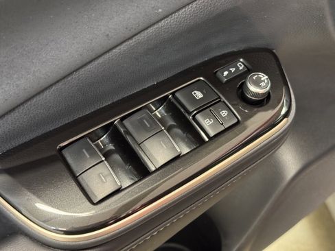 Used 2025 Toyota Crown Signia image 9