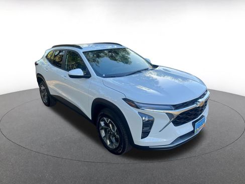 Used 2025 Chevrolet Trax LT image 1