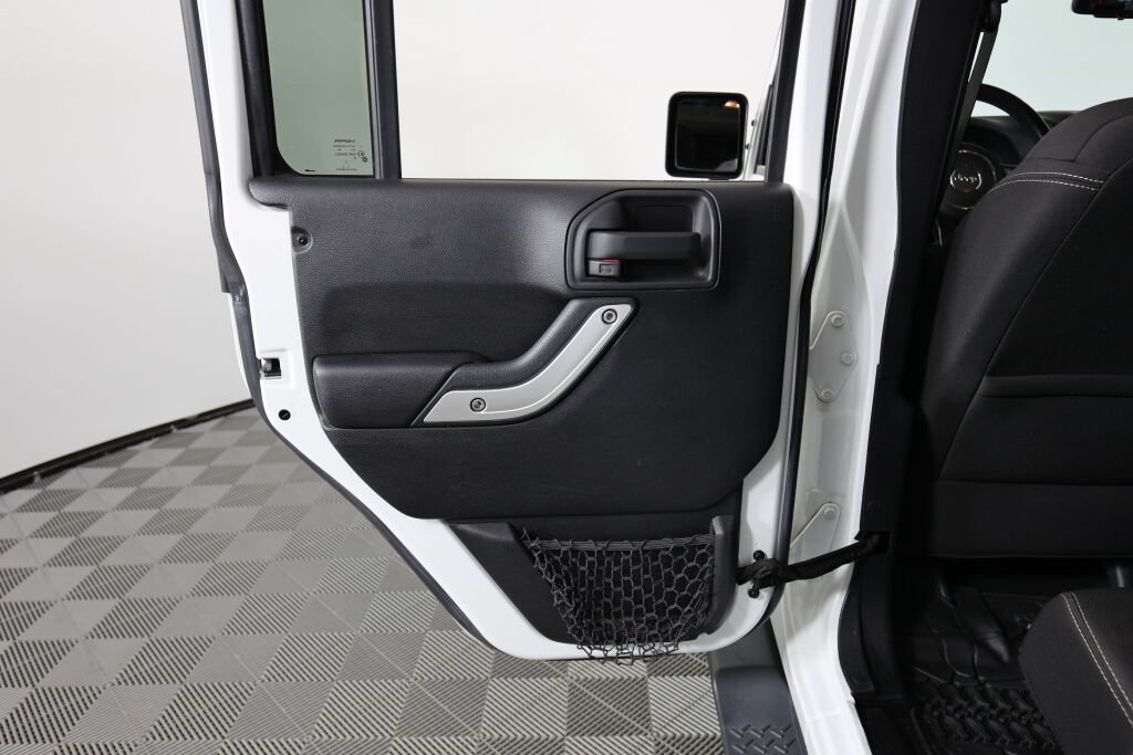 Used 2016 Jeep Wrangler Unlimited Sahara w/ Connectivity Group AWD/4WD image 16
