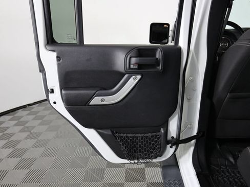 Used 2016 Jeep Wrangler Unlimited Sahara w/ Connectivity Group AWD/4WD image 16