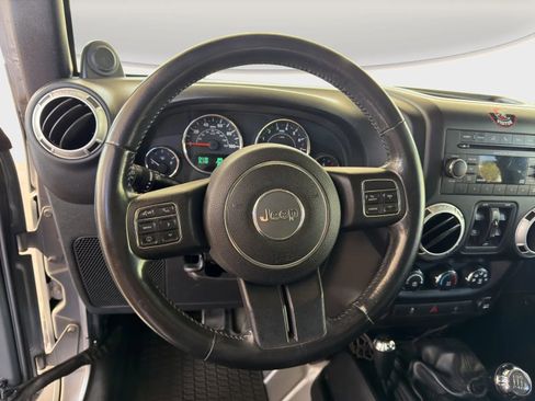 Used 2014 Jeep Wrangler Unlimited Sahara w/ Connectivity Group AWD/4WD image 9