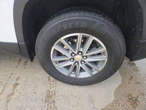 Used 2023 Chevrolet Traverse LT image 9