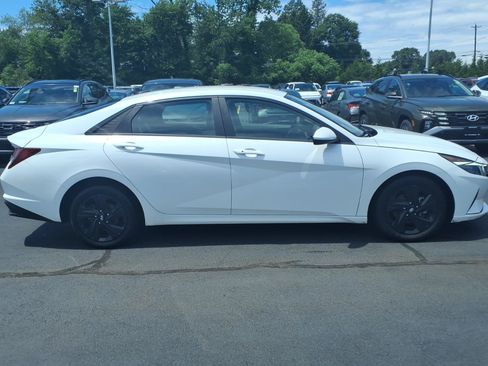 Certified 2022 Hyundai Elantra SEL w/ Preferred Accessory Package FWD image 4